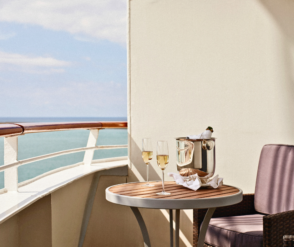 Mesa con champán en crucero de lujo personalizado Alcam Travels