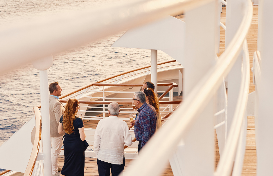 Viaje en grupo exclusivo en la cubierta de un crucero de lujo